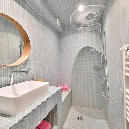 Centre, St Lazare Station, Metro, Theatre Mogador, Casino De Paris, Trianon, Moulin Rouge, Sacre Coeur, Galeries Lafayette, From 1 To 4 Guests Appartement