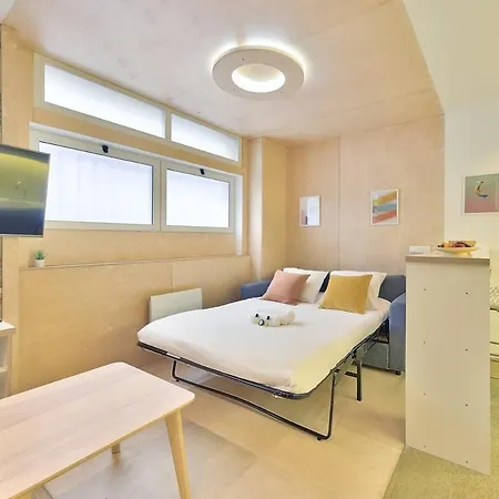 Appartement Centre, St Lazare Station, Metro, Theatre Mogador, Casino De Paris, Trianon, Moulin Rouge, Sacre Coeur, Galeries Lafayette, From 1 To 4 Guests *
