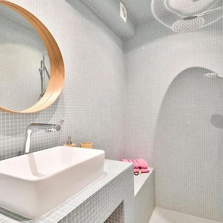 Centre, St Lazare Station, Metro, Theatre Mogador, Casino De Paris, Trianon, Moulin Rouge, Sacre Coeur, Galeries Lafayette, From 1 To 4 Guests Parijs