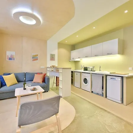 Centre, St Lazare Station, Metro, Theatre Mogador, Casino De Paris, Trianon, Moulin Rouge, Sacre Coeur, Galeries Lafayette, From 1 To 4 Guests Appartement *