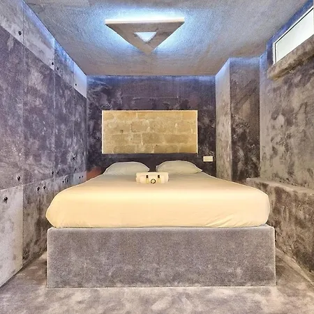 Centre, St Lazare Station, Metro, Theatre Mogador, Casino De Paris, Trianon, Moulin Rouge, Sacre Coeur, Galeries Lafayette, From 1 To 4 Guests *