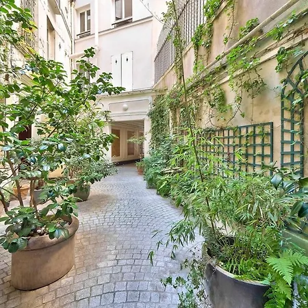 Appartement Centre, St Lazare Station, Metro, Theatre Mogador, Casino De Paris, Trianon, Moulin Rouge, Sacre Coeur, Galeries Lafayette, From 1 To 4 Guests *