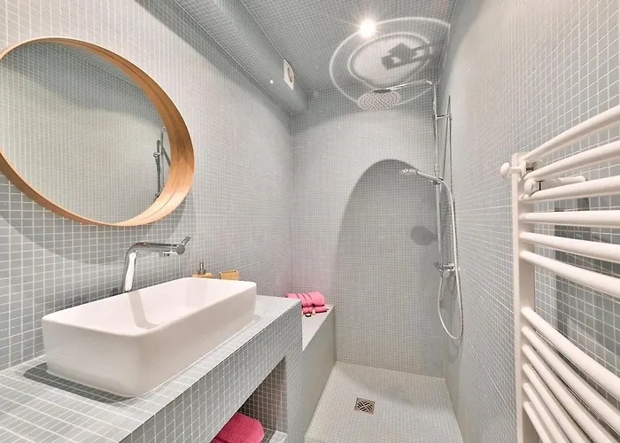 Centre, St Lazare Station, Metro, Theatre Mogador, Casino De Paris, Trianon, Moulin Rouge, Sacre Coeur, Galeries Lafayette, From 1 To 4 Guests Appartement