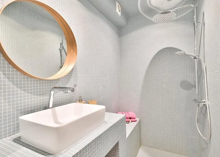 Centre, St Lazare Station, Metro, Theatre Mogador, Casino De Paris, Trianon, Moulin Rouge, Sacre Coeur, Galeries Lafayette, From 1 To 4 Guests Parijs