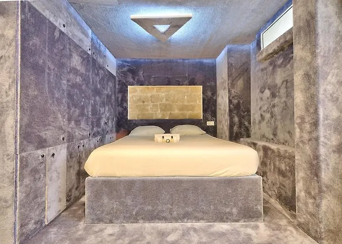 Centre, St Lazare Station, Metro, Theatre Mogador, Casino De Paris, Trianon, Moulin Rouge, Sacre Coeur, Galeries Lafayette, From 1 To 4 Guests *