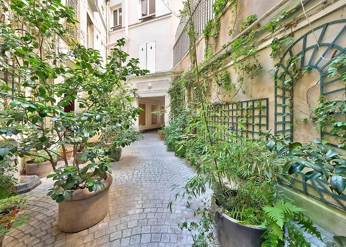 Appartement Centre, St Lazare Station, Metro, Theatre Mogador, Casino De Paris, Trianon, Moulin Rouge, Sacre Coeur, Galeries Lafayette, From 1 To 4 Guests *